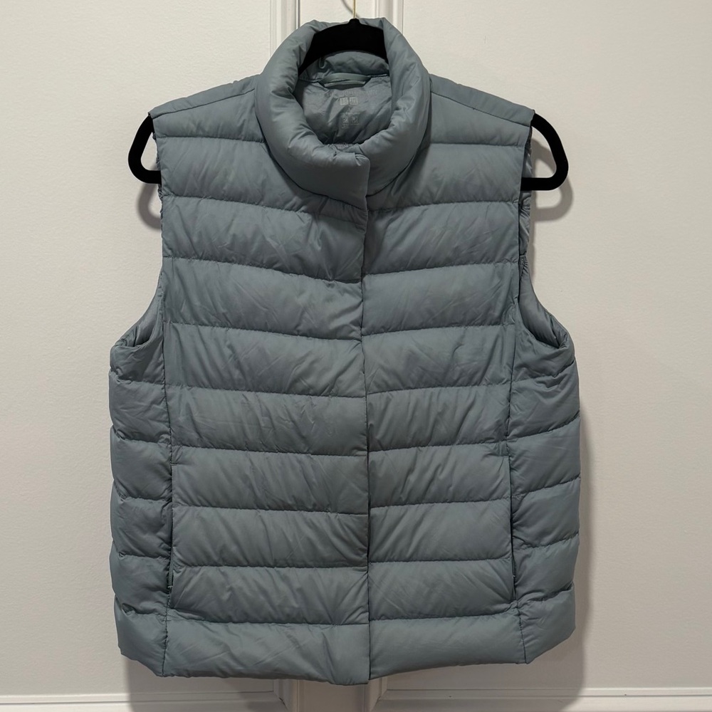Uniqlo Women's Size L Gray Ultra Light Down Puffer Vest Water‎ Repellent